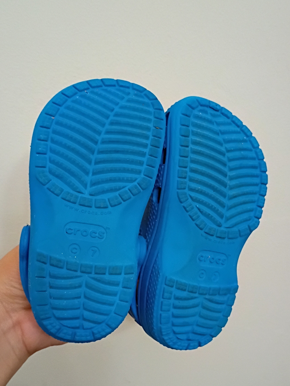 CROCS Baby/Toddler (7) Classic Clog in Bright Blue - Picture 2 of 4